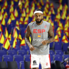 El base Lorenzo Brown calienta durante un partido amistoso de España en el Wizink Center, a 11 de agosto de 2022 en Madrid.