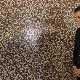 El presidente del Gobierno español, Pedro Sánchez, durante la visita que realizó al Mausoleo de Mohamed V tras su llegada a Rabat. EFE/Ballesteros