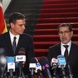 El presidente del Gobierno español, Pedro Sánchez y el primer ministro marroquí, Saadedín Al Othmani, juntos en Rabat. (BALLESTEROS | EFE)