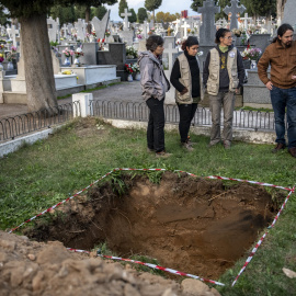 Los familiares de Enrique Horcajuelo en el cementerio de Talavera de la Reina (Toledo) con el  secretario general de Podemos, Pablo Iglesias. DANI GAGO
