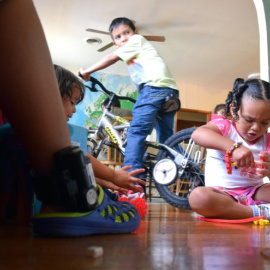 Imagen de archivo de niños jugando. EFE