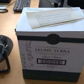 La caja de cava devuelta a Montull por los bomberos de Badalona.-