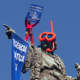 Activistes de Greenpeace s'enfilen al monument a Cristòfor Colom a Barcelona en una acció d'alerta sobre el canvi climàtic. EFE