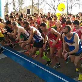 Salida de los corredores participantes en la media maratón de Zaragoza. ZARAGOZA DEPORTE/TWITTER
