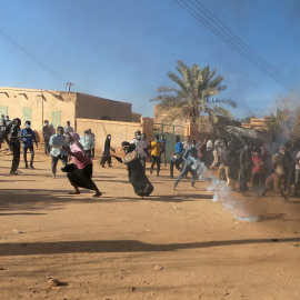 Manifestantes sudaneses huyen de los gases lacrimógenos durante una protesta contra el Gobierno en Omdurman, Jartum.-REUTERS
