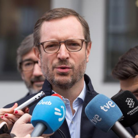 El candidato del PP al Congreso por Álava, Javier Maroto, tras ejercer su derecho al voto este domingo en un colegio del centro de Vitoria.