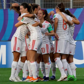 Las jugadoras de la Selección sub-20 de fútbol femenino  celebran el gol de Patri Guijarro (8) ante Francia durante la semifinal del Mundial. / EFE