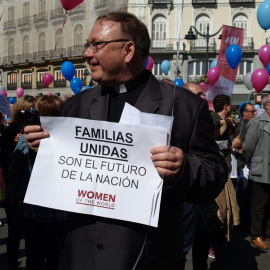 Un cura en la marcha de Women of the World. FERMÍN GRODIRA