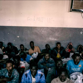 Varios migrantes subsaharianos en un centro de detención oficial libio, donde prestó asistencia sanitaria la ONG Médicos Sin Fronteras.- MSF/Archivo