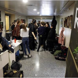 Alumnos en el encierro de este martes en el Rectorado de la Universitat - EFE