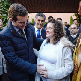 14/03/2019.- El presidente del PP, Pablo Casado (2i), pone la mano en la barriga de una embarazada durante su recorrido por las calles de Valladolid tras un acto del partido. EFE/Nacho Gallego