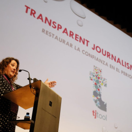 La codirectora de Público, Virginia P. Alonso, presentando en Huesca la herramienta de transparencia TJ Tool. / Congreso Periodismo Digital de Huesca