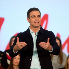 El presidente del Gobierno y secretario general del PSOE, Pedro Sánchez, durante su intervención en un acto público en apoyo a la candidata a la reelección de la Presidencia de la Junta, Susana Díaz, hoy en Marbella. EFE/Daniel Pérez