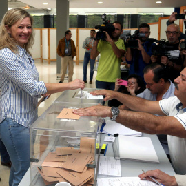La cabeza de lista de Podemos por la provincia de Las Palmas, Victoria Rosell, prepara sus sobres con las papeletas en la mesa electoral donde hoy ejerció su derecho al voto. EFE/Elvira Urquijo A.