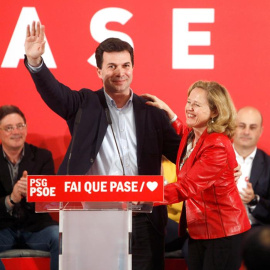 La ministra de Economía, Nadia Calviño, junto al secretario general del PSdeG, Gonzalo Caballero (i) durante un mitin del PSOE celebrado este miércoles en A Coruña. EFE/Cabalar