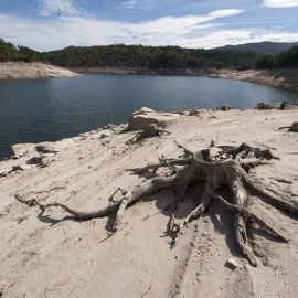 Aspecto del embalse de Linsoso, en el municipio orensano de Lobios, donde se ha decretado el estado de alerta por sequía - EFE/Brais Lorenzo
