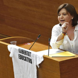 La portavoz y presidenta del PPCV, Isabel Bonig, durante su intervención en la sesion de control en Les Corts Valencianes. EFE/Manuel Bruque.
