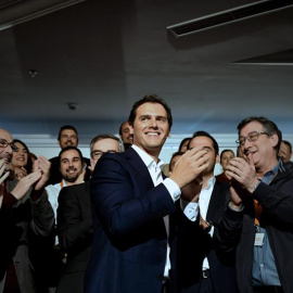 El presidente de Ciudadanos, Albert Rivera (c-i), el vicepresidente primero del Congreso de los Diputados , Ignacio Prendes, (c-d), junto a compañeros durante la presentación de los candidatos al Congreso de los Diputados y a las presidencias de las com