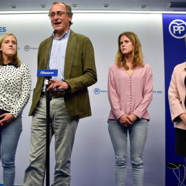 El presidente del PP del País Vasco, Alfonso Alonso (2i), para valorar los resultados de su formación en las elecciones generales. EFE/Miguel Toña