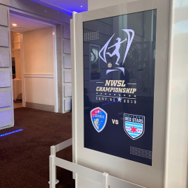 Un cartel con el logo de la Liga Femenina de Fútbol Profesional estadounidense.