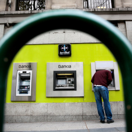Un hombre utiliza el cajero automático de una oficina de Bankia, en el centro de Madrid. REUTERS/Andrea Comas