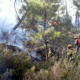 Medios trabajando en la extinción del incendio. / Twitter: @Plan_Infocam