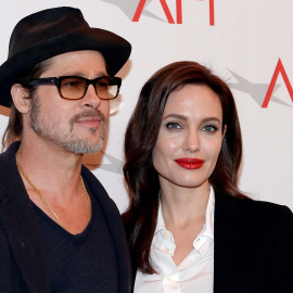 El actor Brad Pitt y la actriz y directora Angelina Jolie posan en los Premios AFI