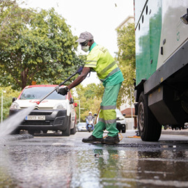 Trabajadores de la limpieza en una de las calles de Barcelona.