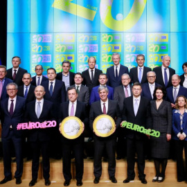 Los ministros de Finanzas de la Eurozona posan para una fotografía/EFE