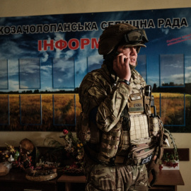 Un soldado ucraniano antes de entrar en batalla