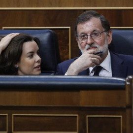 El presidente del Gobierno, Mariano Rajoy (d), y la vicepresidenta, Soraya Sáenz de Santamaría (i), durante el debate. /EFE