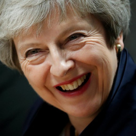 La primera ministra británica, Theresa May, reacciona durante su visita al Scottish Leather Group Limited en Bridge of Weir en Escocia el 28 de noviembre de 2018 | AFP