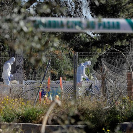 Agentes de la Policía Científica de la Guardia Civil trabajan este viernes en el lugar de la muerte en Godella (Valencia) de los dos menores. EFE/Manuel Bruque
