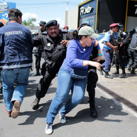 La Policía de Nicaragua persigue a una manifestante en Managua este sábado. REUTERS/Oswaldo Rivas