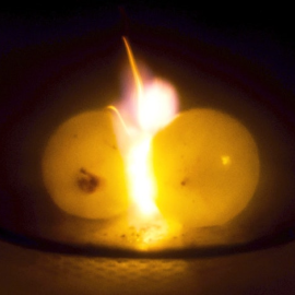 Llamarada de plasma entres dos uvas calentadas en un microondas doméstico./HAMZA K. KHATTAK, TRENT UNIVERSITY / PNAS