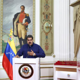 Fotografía cedida por el Palacio de Miraflores donde ve al presidente de Venezuela, Nicolás Maduro, durante una pronunciándose este lunes sobre las fallas eléctricas que afectan al país desde el 7 de marzo de 2019, en Caracas (Venezuela). El Gobierno