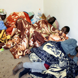 Varios de los supervivientes de la embarcación a la deriva frente a las costas libias en la que han muerto 15 personas migrantes.- REUTERS/AYMAN AL-SAHILI