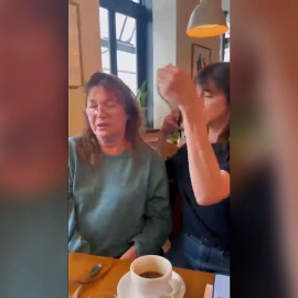 Artistas francesas se cortan el pelo en solidaridad con las mujeres iraníes