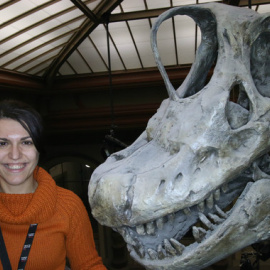 Verónica Díez Díaz, junto al cráneo del saurópodo jurásico Giraffatitan.  / Heinrich Mallison / Museo de Historia natural de Berlín