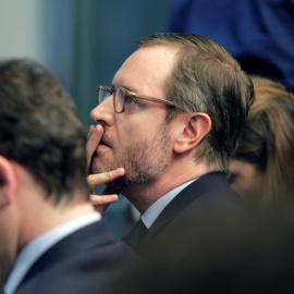 30/04/2019 - El vicesecretario de Organización del PP, Javier Maroto, escucha las declaraciones del líder del PP, Pablo Casado, que ofrece tras la reunión del Comité Ejecutivo Nacional. EFE/ CARLOS PÉREZ