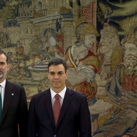 Pedro Sánchez con el rey Felipe VI el día de su toma de posesión como presidente del Gobierno, en el Palacio de la Zarzuela. REUTERS/Pool/Emilio Naranjo