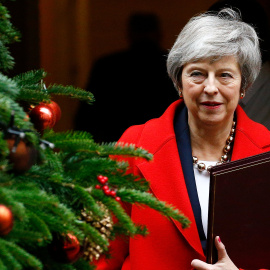 La primera ministra británica, Theresa May, abandona 10 Downing Street, Londres, Gran Bretaña, 4 de diciembre de 2018. / HENRY NICHOLLS