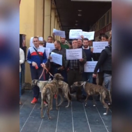 Un grupo de cazadores protesta frente a un puesto de Pacma de recogida de avales electorales en Badajoz.