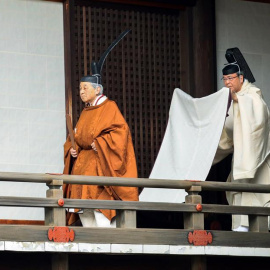 29/04/2019 - El emperador japonés Akihito camina rumbo a un rito de presentación de informes en el Santuario Imperial (Kashikodokoro) el día de la ceremonia de su abdicación este martes, en el Palacio Imperial de Tokio | EFE