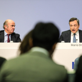 El presidente del BCE, Mario Draghi, y el vicepresidente, Luis de Guindos, en la rueda de prensa posterior a la reunión del Consejo de Gobierno de la entidad, en Fráncfort. EFE
