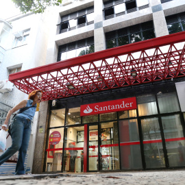 Una mujer pasa por delante de una sucursal de Banco Santander en Rio de Janeiro. REUTERS/Sergio Moraes