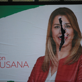 La imagen de Susana Díaz en uno de los carteles para las elecciones al Parlamento Andaluz del 2-D, en una calle de la localidad malagueña de Ronda. REUTERS/Jon Nazca