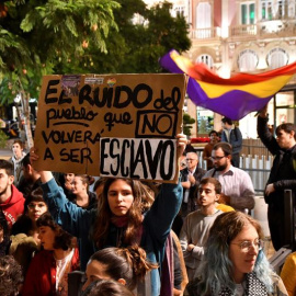 04/12/2018.- Manifestación llevada a cabo hoy en Almería, como protesta contra el fascismo tras los resultados de Vox en las elecciones andaluzas. EFE / Carlos barba