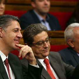 Los diputados del PPC, Xavier García Albiol (i), y Enric Millo (2i), durante el pleno del Parlament. /EFE