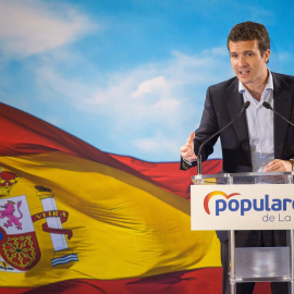 El presidente popular, Pablo Casado, interviene en el acto de presentación de las siete candidaturas del PP a los municipios de cabeceras de comarca de La Rioja. / EFE - RAQUEL MANZANARES
